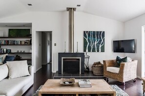 TV, fireplace - Mara Kai Retreat • Waterfront Peaceful Retreat (Raglan)