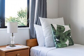 2 bedrooms, iron/ironing board, WiFi, bed sheets - Harbourside Cove • Views, Cosy + Peaceful (Raglan)