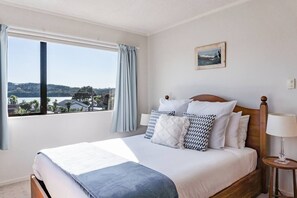 2 bedrooms, iron/ironing board, WiFi, bed sheets - Harbourside Cove • Views, Cosy + Peaceful (Raglan)