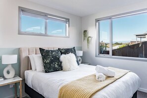 5 bedrooms, desk, iron/ironing board, WiFi - Hillside Haven • Design-led Beach Escape (Raglan)
