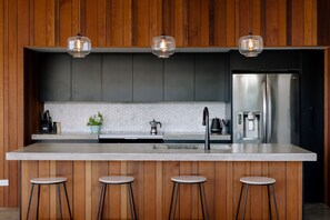 Wasserkocher mit Kaffee-/Teezubehör, Kühlschrank, Mikrowelle, Ofen