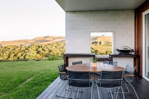 Outdoor dining - Fantails Hideaway • Coastal Escape • Luxurious (Raglan)