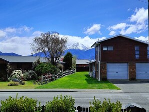 Property grounds - Sunny Peaks Retreat Te Anau (Te Anau)
