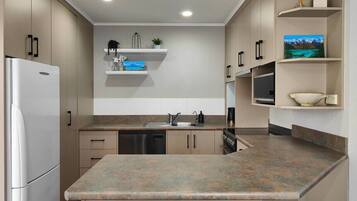 Geladeira, micro-ondas, fogão, cooktop