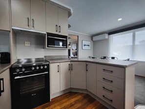 Fridge, microwave, oven, stovetop - Sunny Peaks Retreat Te Anau (Te Anau)