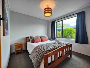 3 bedrooms, travel cot, WiFi, bed sheets - Sunny Peaks Retreat Te Anau (Te Anau)