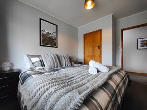 3 bedrooms, travel cot, WiFi, bed sheets - Sunny Peaks Retreat Te Anau (Te Anau)
