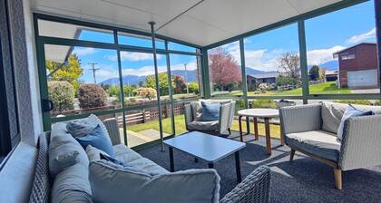 Sunny Peaks Retreat Te Anau