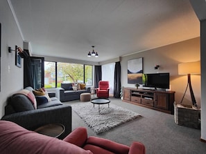 TV - Sunny Peaks Retreat Te Anau (Te Anau)