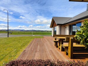 Outdoor dining - Fiordland Family Favourite (Te Anau)