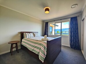 Tabla de planchar con plancha, cuna de viaje, wifi y ropa de cama 