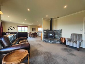 TV, fireplace - Fiordland Family Favourite (Te Anau)
