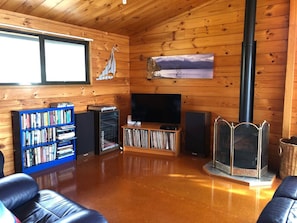 Televisión y chimenea 