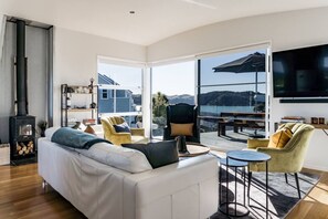 TV, fireplace, stereo - Government House • Spa • Comfort • Views (Raglan)