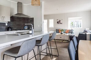 Fridge, microwave, oven, stovetop - Left Break • Easy Family Escape (Raglan)