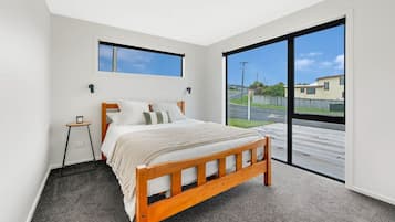 Travel cot, WiFi, bed sheets