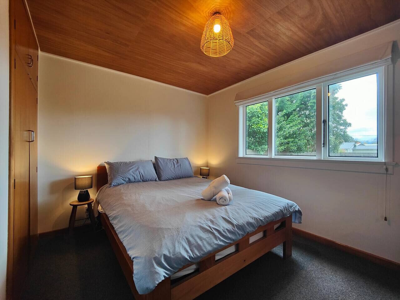 Travel crib, WiFi, bed sheets