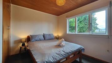 Travel crib, WiFi, bed sheets