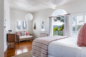 4 habitaciones, tabla de planchar con plancha, wifi y ropa de cama 