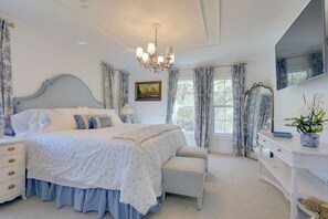 Iron/ironing board, Internet, bed sheets - Spacious 5-bedroom Serene Euro French Villa (The Acreage)