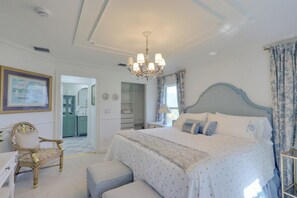 Iron/ironing board, Internet, bed sheets - Spacious 5-bedroom Serene Euro French Villa (The Acreage)