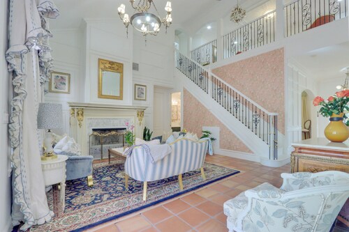 Spacious 5-bedroom Serene Euro French Villa