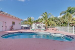 Pool - Spacious 5-bedroom Serene Euro French Villa (The Acreage)