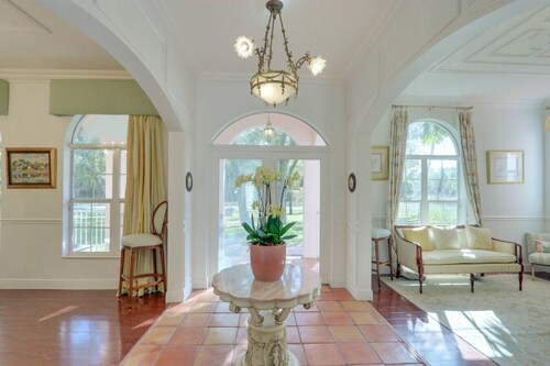 Spacious 5-bedroom Serene Euro French Villa