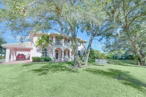 Exterior - Spacious 5-bedroom Serene Euro French Villa (The Acreage)
