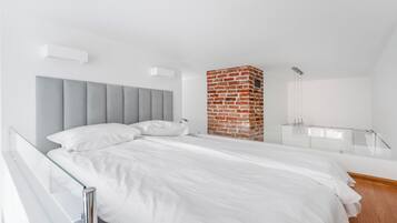 Tabla de planchar con plancha, wifi y ropa de cama