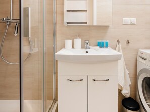 Shower, hair dryer, towels - Park Podolski Deluxe Apartment (Łódź)