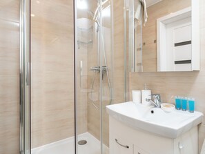 Shower, hair dryer, towels - Park Podolski Deluxe Apartment (Łódź)