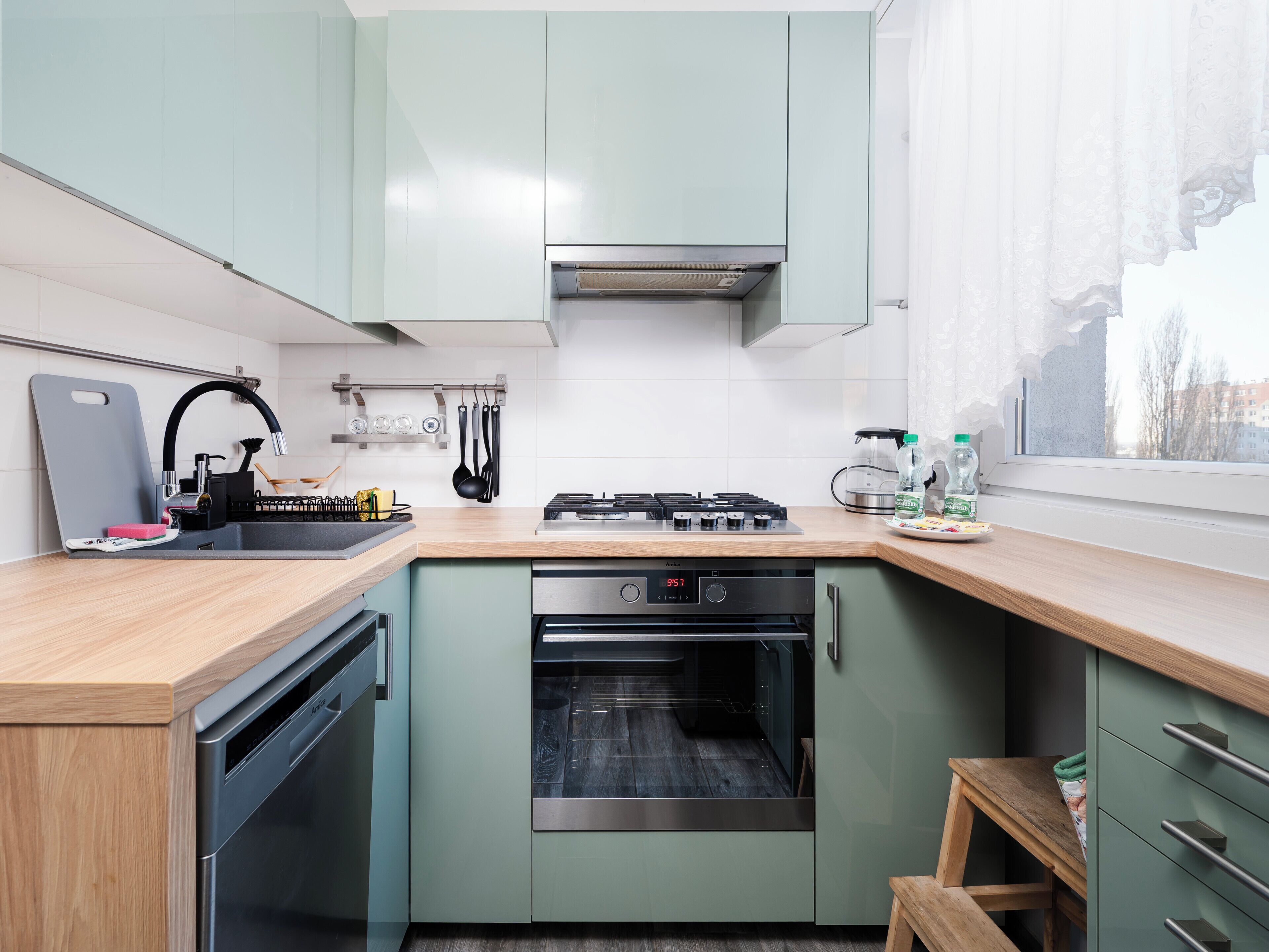 Frigorífico, horno, placa de cocina y lavavajillas