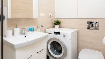 Shower, hair dryer, towels