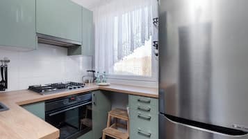 Frigorífico, horno, placa de cocina y lavavajillas