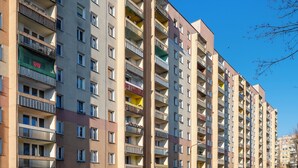 A multi-story residential building with balconies, large windows, and a clear blue sky. - Park Podolski Deluxe Apartment ( Łódź)