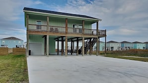 A two-story building with a balcony on the upper floor. - Coastin' (Rockport)
