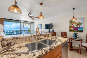 Interior - New Listing! Lahaina Shores 309: Oceanfront Studio (Lahaina)