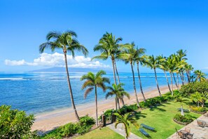 On the beach - New Listing! Lahaina Shores 309: Oceanfront Studio (Lahaina)
