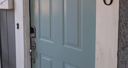 Downtown Double Decker - Walking Distance to Stadium