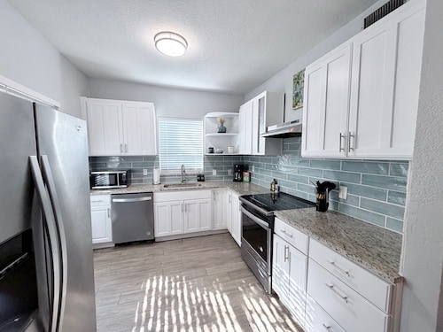 Downtown Double Decker - Walking Distance to Stadium