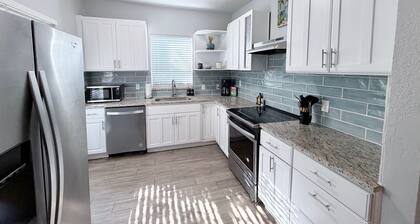 Downtown Double Decker - Walking Distance to Stadium