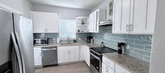 Downtown Double Decker - Walking Distance to Stadium