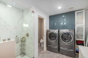 Shower, hair dryer, bidet, towels - Phoenix Mid-Century Escape, hot tub, non-heated pool, dog run/family friendly. (Phoenix)