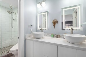 Shower, hair dryer, bidet, towels - Phoenix Mid-Century Escape, hot tub, non-heated pool, dog run/family friendly. (Phoenix)