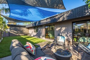 Terrace/patio - Phoenix Mid-Century Escape, hot tub, non-heated pool, dog run/family friendly. (Phoenix)