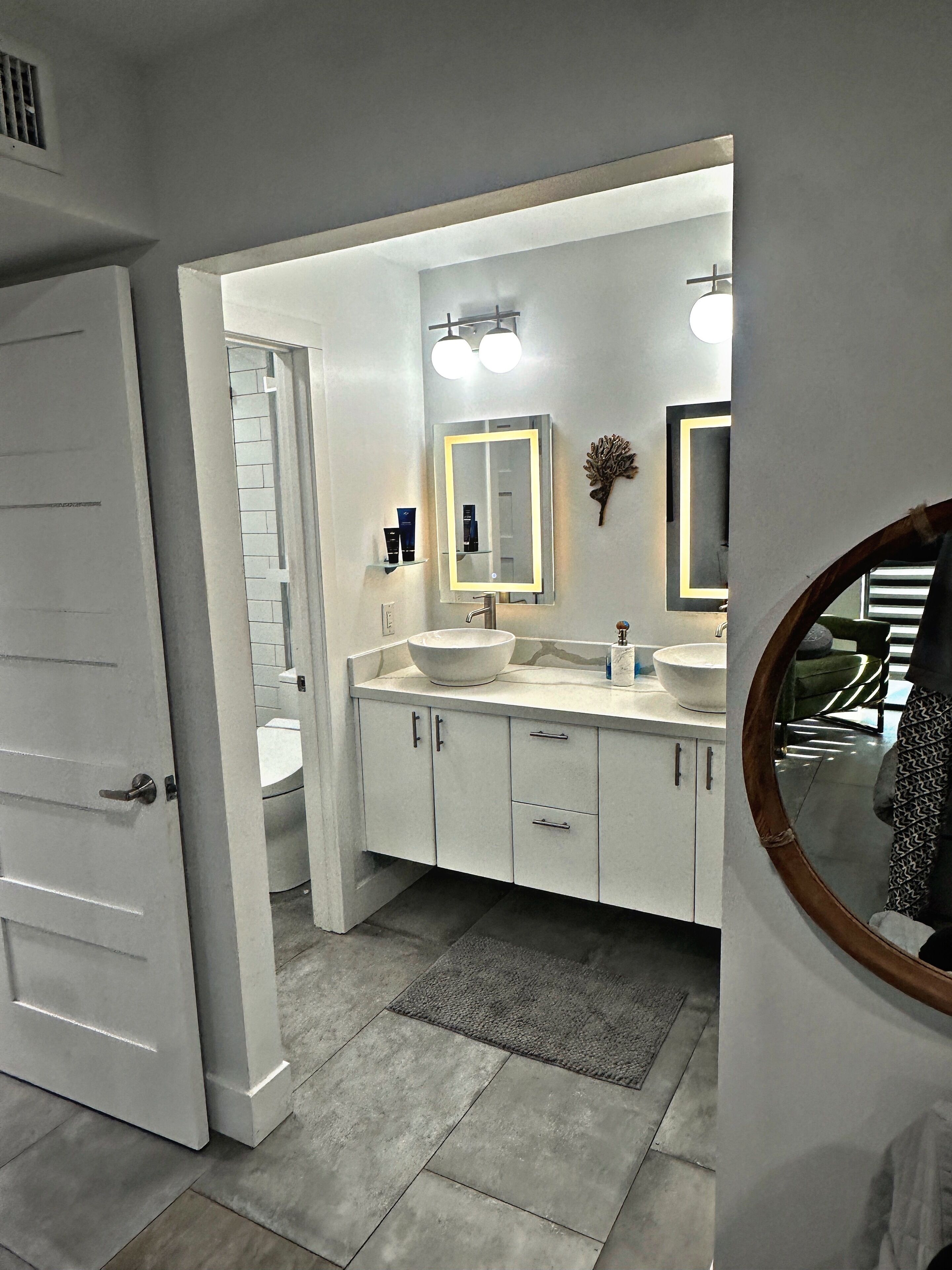 Shower, hair dryer, bidet, towels