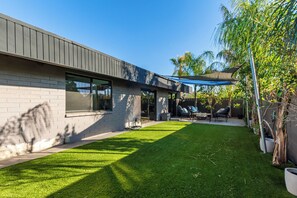 Terrace/patio - Phoenix Mid-Century Escape, hot tub, non-heated pool, dog run/family friendly. (Phoenix)