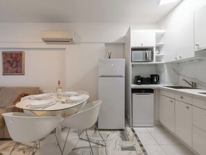 Fridge, microwave, dishwasher, coffee/tea maker - 1-Br. Near the Croisette and City Centre (Cannes)