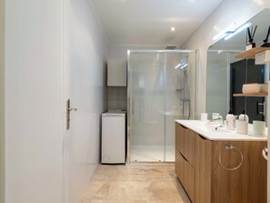 Shower, hair dryer - 1-Br. Near the Croisette and City Centre (Cannes)